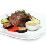 Стейк из говяжьей вырезки с соусом деми-глясс и овощным салатом