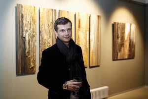 Выставка петербургского художника Григория Лысака Под обоями