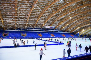 Байкальская массовка. Сеанс катания на коньках в ледовом дворце Байкал