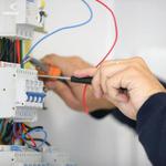 Услуги электрика: установка розетки, навешивание люстры - мелкие работы по электрике